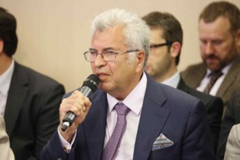 evgenij-yamburg-nado-borotsya-ne-s-internetom-a-s-zagruzhennostyu-uchitelej