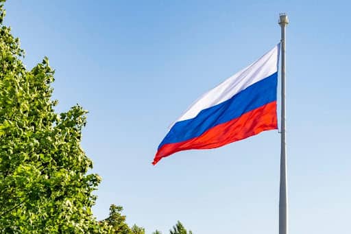 С нового учебного года все образовательные учреждения должны будут вывешивать флаг России